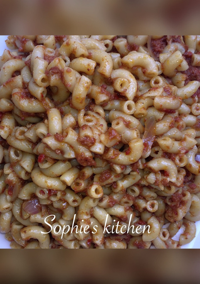 A picture of Macroni and corned beef.