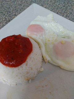 Una foto de Arroz Jazmín y huevos fritos con salsa de tomate