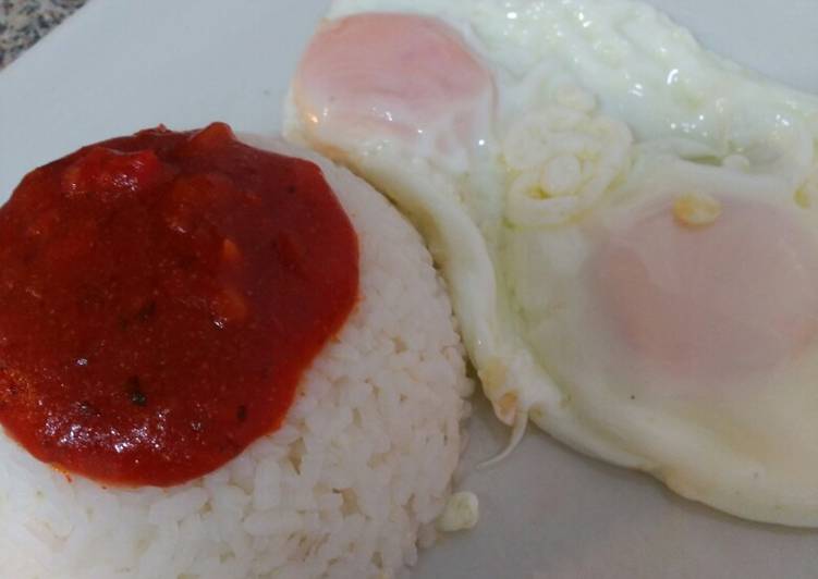 Arroz Jazmín y huevos fritos con salsa de tomate