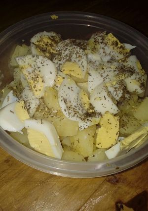 Una foto de Ensalada de huevo duro y papa hervida !!!
