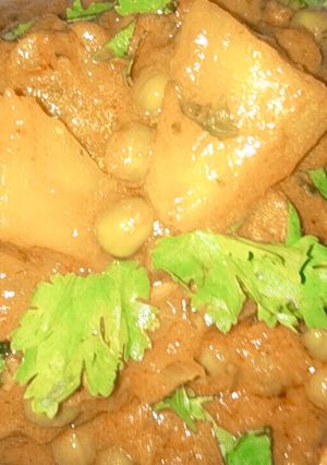 A picture of Aloo Matar.