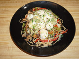 Tallarines con camarones al ajillo y vegetales