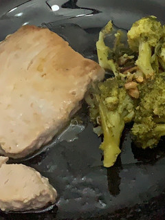 Una foto de Lomo de atún con brócoli salteado