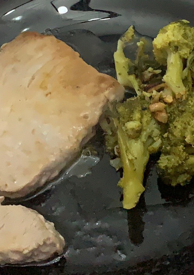 Una foto de Lomo de atún con brócoli salteado
