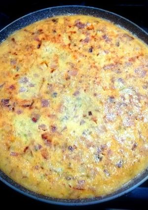 Una foto de Tortilla de Huevos, Jamón, Cebollas y Papas