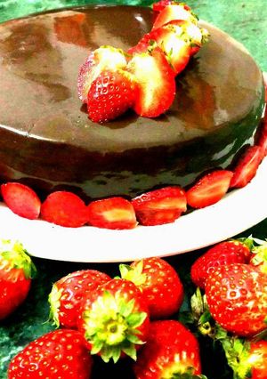 एग्ग्लेस मिरर शाइन चॉकलेट केक (Eggless Mirror shine Chocolate cake recipe in hindi) रेसिपी मुख्य फोटो