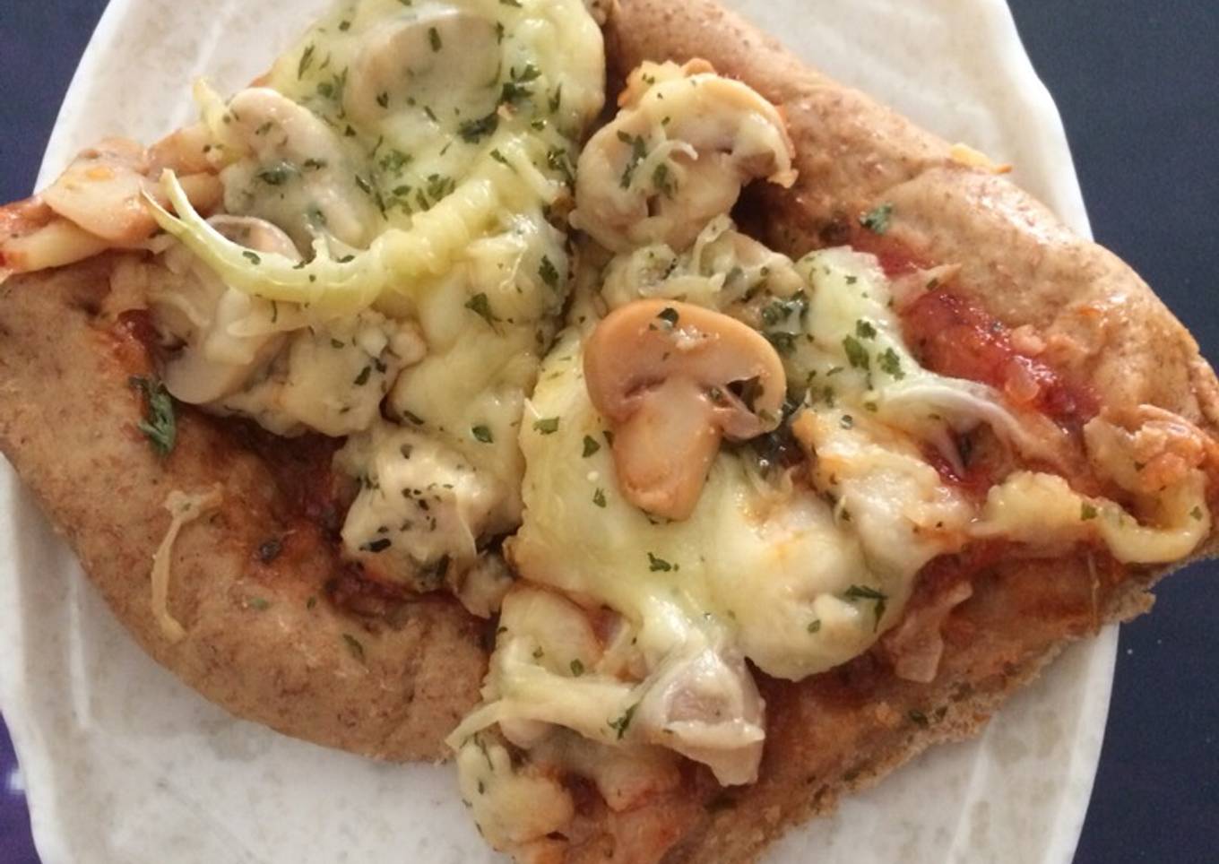 Chicken mushroom pizza with brown bread pizza base *M22