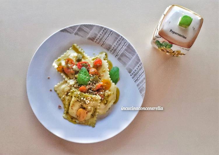 RAVIOLI CON RICOTTA DI BUFALA AL PESTO E POMODORINI DELL’ORTO