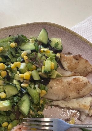 Una foto de Pescado Asado con Ensalada Fresca