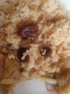 Una foto de Arroz con pollo, canela y pasas