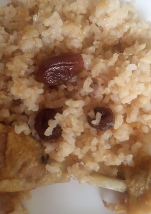 Una foto de Arroz con pollo, canela y pasas