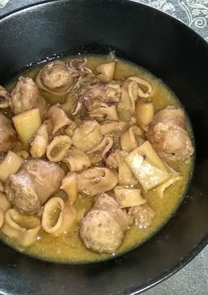 Una foto de Butifarra con calamares y sepia