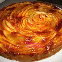 A picture of TARTE aux POMMES REVISITÉE avec une PÂTE à GÂTEAU.