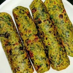 A picture of Bathua paratha.
