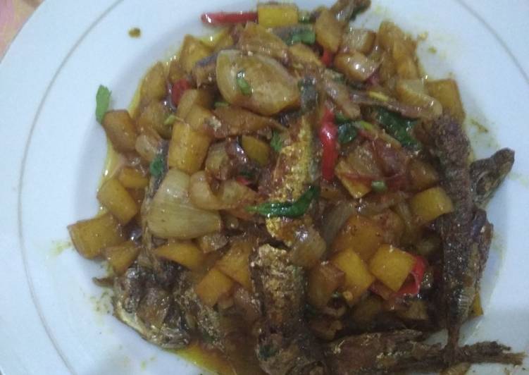 Bahan-bahan Oseng kentang sarden sederhana yang enak dan Mudah Dibuat