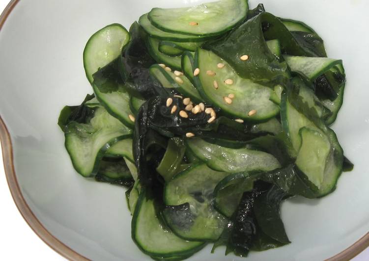 How to Make Homemade Wakame &amp; Cucumber Salad