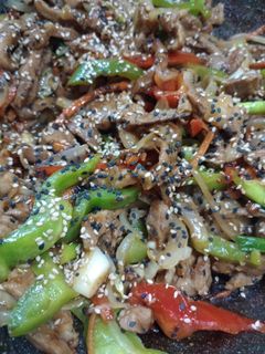 Una foto de Salteado de cerdo y vegetales. Una receta de 20 minutos