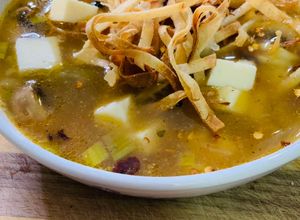 Una foto de Sopa de Poro con Champiñones. #lacocinadeconsuelo #titanaty