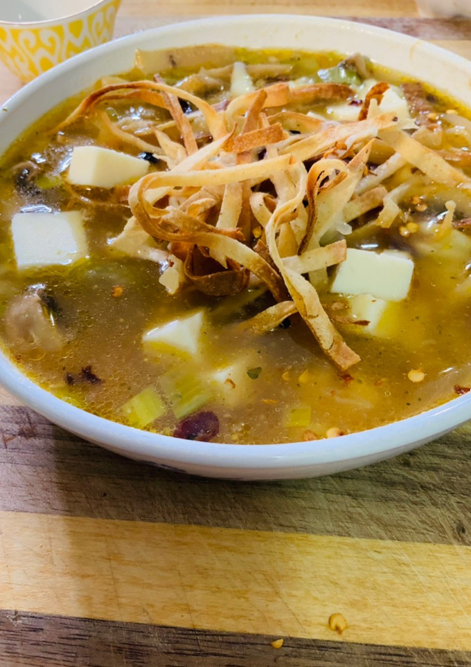 Una foto de Sopa de Poro con Champiñones. #lacocinadeconsuelo #titanaty