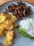 Gyros mit Kartoffelchips, Tzatziki und Beilagensalat