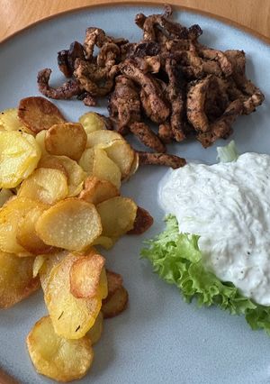 Gyros mit Kartoffelchips, Tzatziki und Beilagensalat Rezepthauptbild