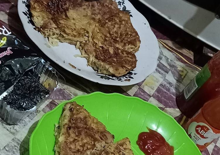 Bagaimana Menyiapkan Omelet Mie Sosis Anti Gagal