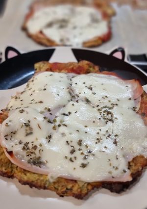 Una foto de Pizza con base de coliflor