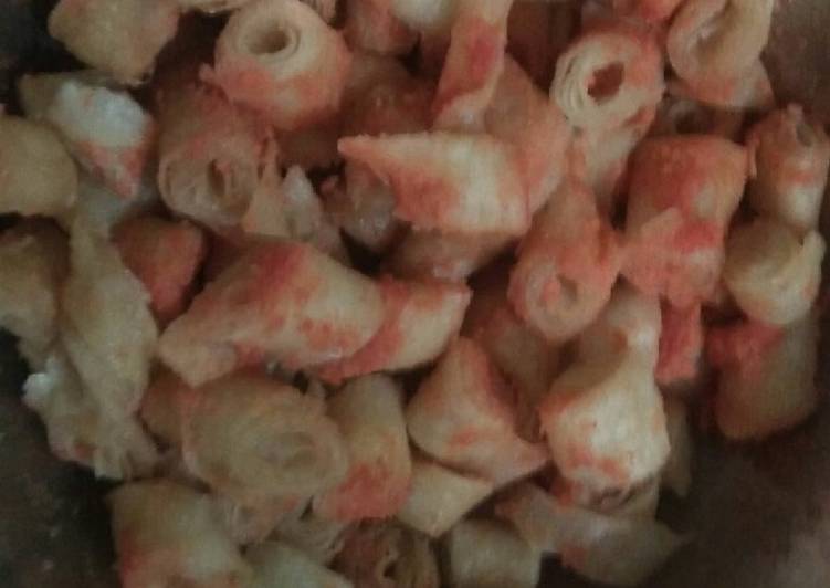 Cemilan kripik lumpia balado