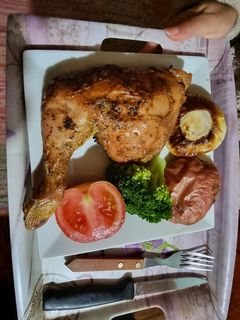 Una foto de Muslo de pollo con verduras