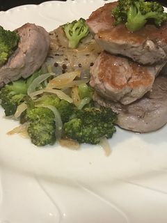 Una foto de Solomillo de cerdo ibérico a la plancha, con brócoli y flan de quinoa
