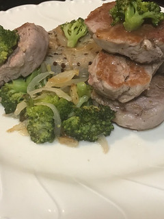 Una foto de Solomillo de cerdo ibérico a la plancha, con brócoli y flan de quinoa