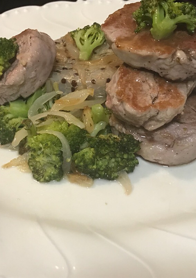 Una foto de Solomillo de cerdo ibérico a la plancha, con brócoli y flan de quinoa