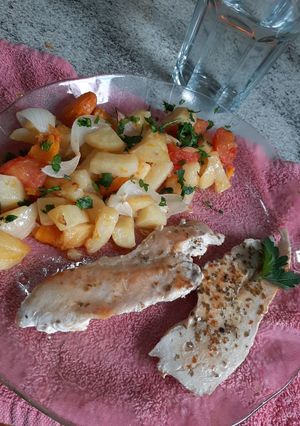 Una foto de Verduritas al horno con bifes de pollo