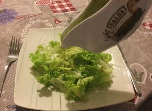 Una foto de Salsa de hierbas para aderezar ensaladas