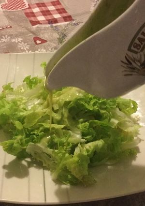 Una foto de Salsa de hierbas para aderezar ensaladas