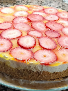 Una foto de Pastís sense sucre de mousse de llimona amb maduixes