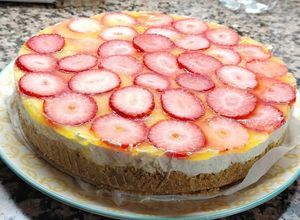 Una foto de Pastís sense sucre de mousse de llimona amb maduixes