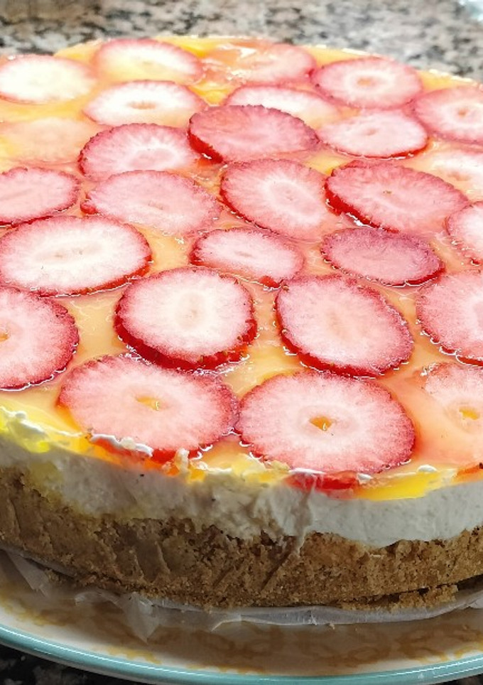 Una foto de Pastís sense sucre de mousse de llimona amb maduixes