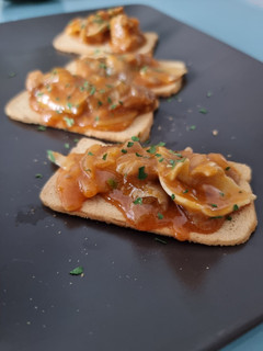 Una foto de Tostadas de oreja de cerdo