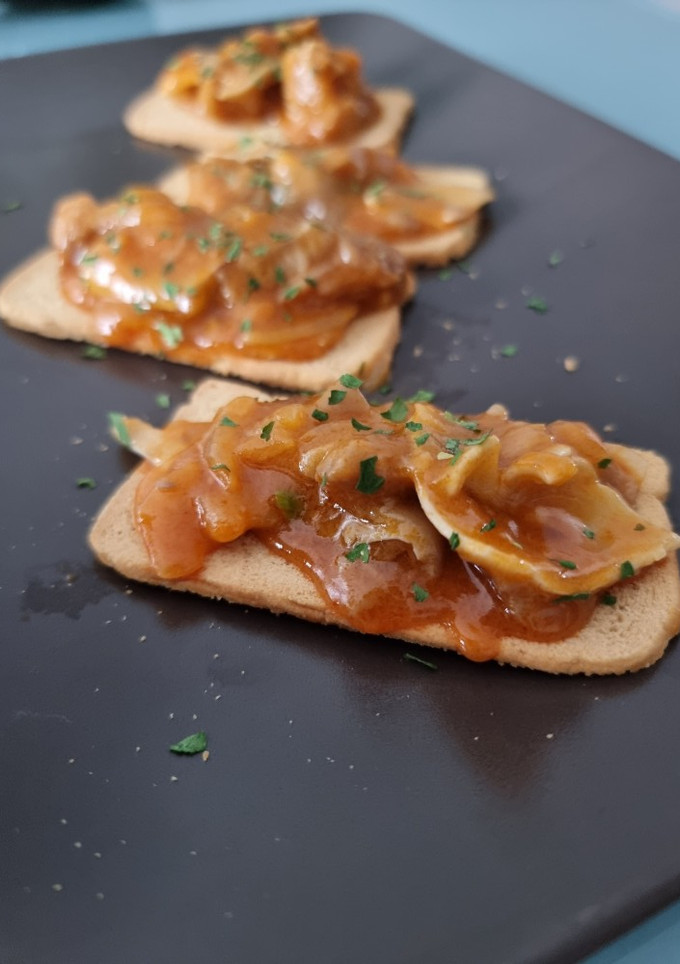Una foto de Tostadas de oreja de cerdo
