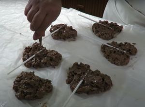 Una foto de Paletas de cereal con chocolate