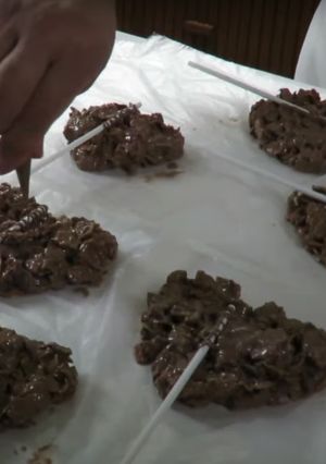Una foto de Paletas de cereal con chocolate