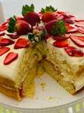 Queque de yogurt con crema y fresas