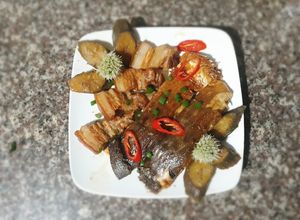 Hình của món Cá, thịt kho chuối xanh tương bần.