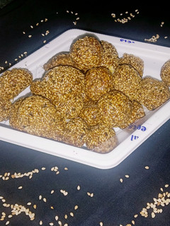 तिल के लडडू (til ke ladoo recipe in Hindi) रेसिपी मुख्य फोटो