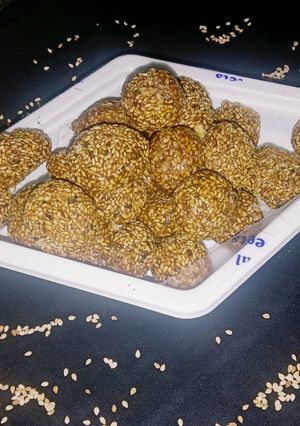तिल के लडडू (til ke ladoo recipe in Hindi) रेसिपी मुख्य फोटो