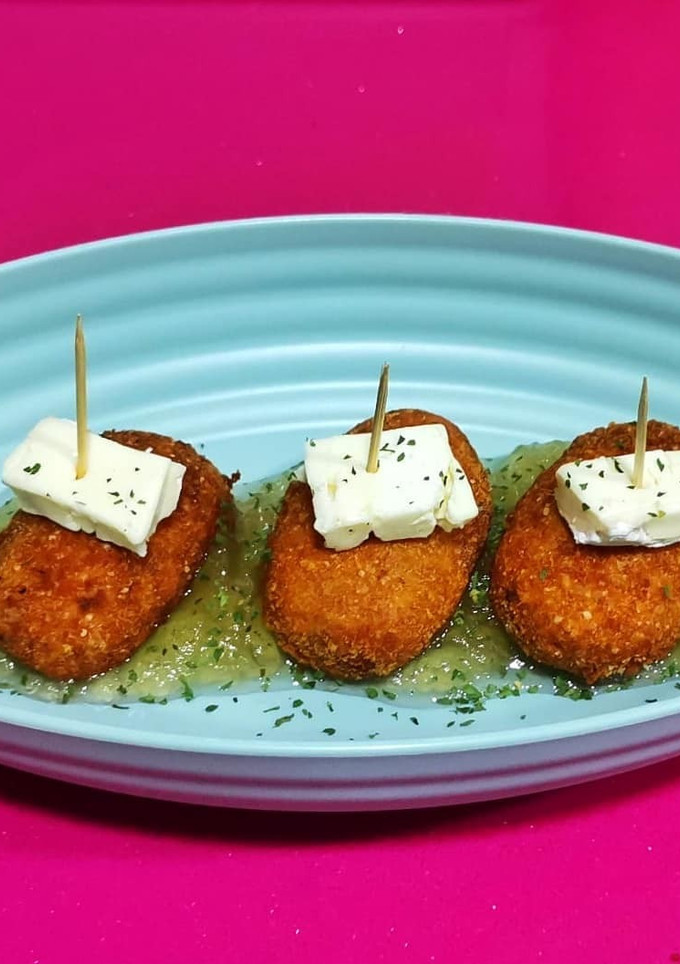Una foto de Croquetas de queso gorgonzola y nueces