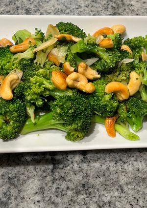 Foto resep Blanched Broccoli with Garlic and Cashew