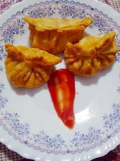व्हेज नुडल्स फ्राईड मोमोज (veg noodles fried momos recipe in marathi) रेसिपी चे मुख्य फोटो