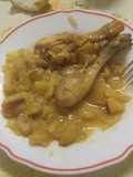 Jamoncitos de pollo asados a la miel en cama de patata y cebolla